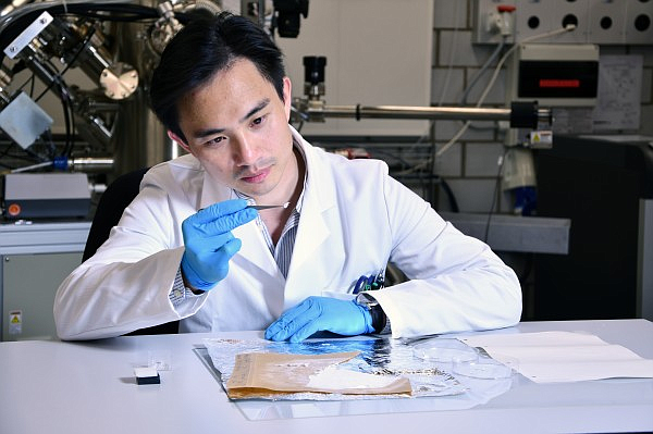 Empa researcher Fei Pan working on a membrane made of nanofibers that releases medication only when the material heats up, for example, as soon as inflammation starts.