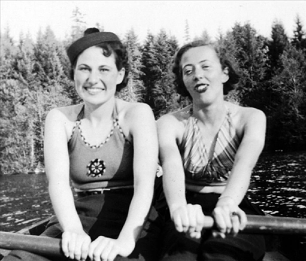 Dorothea Pfister and Margaret “Miggs” Bavin rowing at Lake Wilderness, photo courtesy Nordstrand family